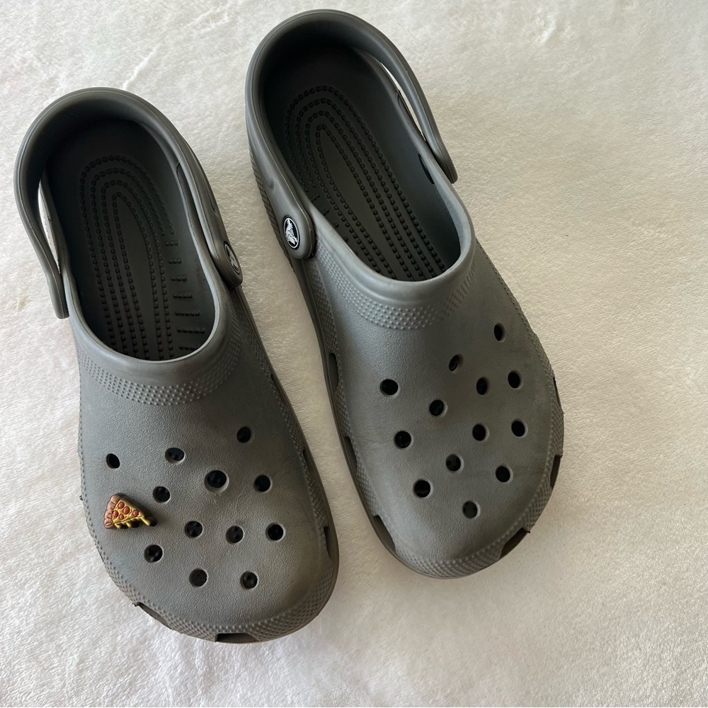 Crocs Classic Clogs with single pizza charm Size 8 - Picture 2 of 6